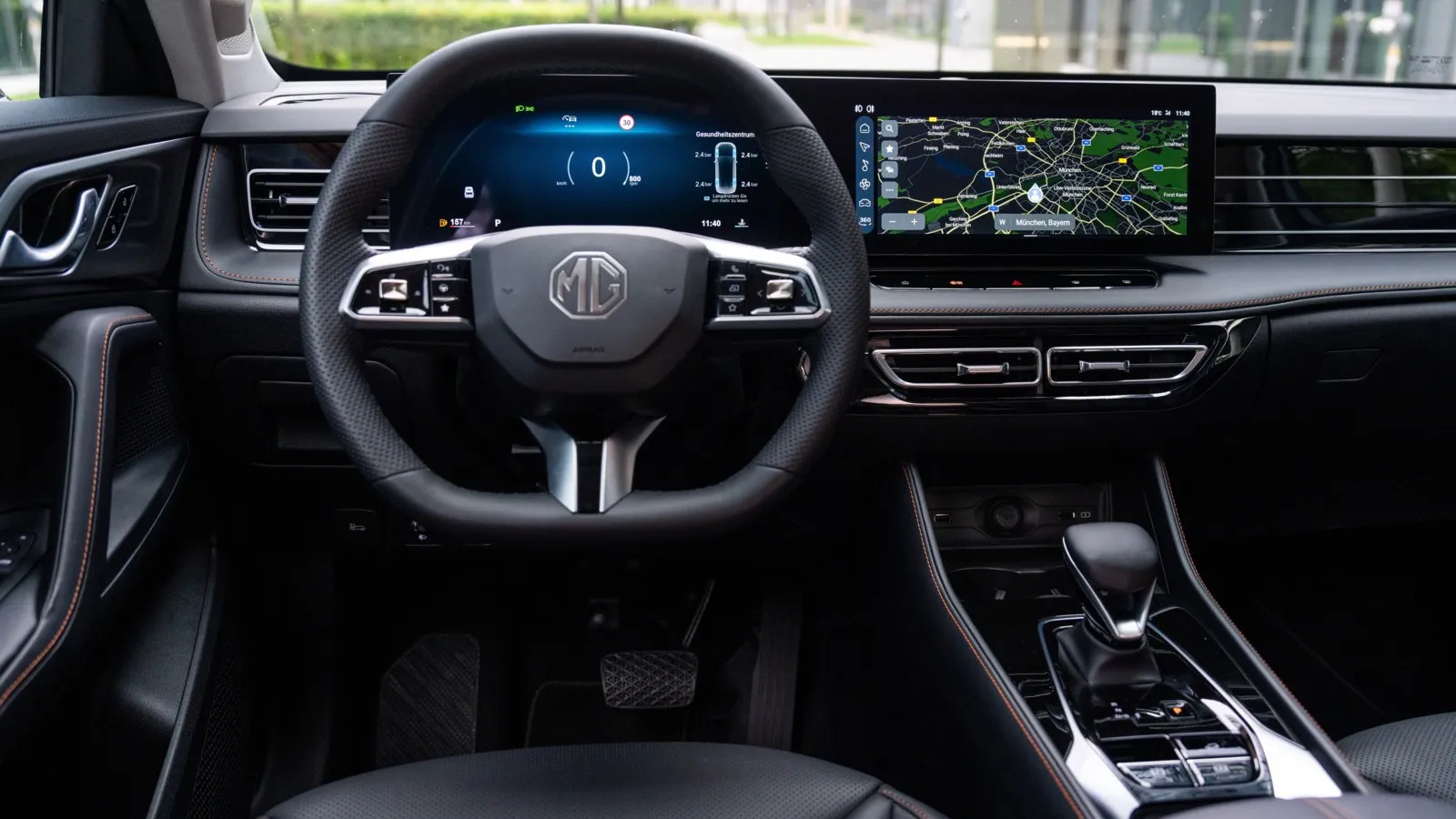 MG HS Luxury, 125 kW (170 PS), Benzinmotor, 7-Gang-Automatik – Energieverbrauch kombiniert: 7,6 l/100 km; CO₂-Emissionen: 173 g/km; CO₂-Klasse: F. 

** Die Angaben sind nach Vorgaben und Messmethoden der Pkw-Energieverbrauchskennzeichnungsverordnung (Pkw-EnVKV) erstellt. Die angegebenen Verbrauchs- und Emissionswerte wurden dabei nach dem dort vorgeschriebenen Messverfahren WLTP (Worldwide Harmonised Light-Duty Vehicles Test Procedure) ermittelt. Die so ermittelten Verbrauchs- und Emissionswerte stellen keine Beschaffenheitsangaben oder Eigenschaftszusicherungen dar, sondern dienen zu Vergleichszwecken mit Fahrzeugen, die nach denselben technischen Verfahren getestet wurden. Der tatsächliche Energieverbrauch und der CO₂-Ausstoß eines Pkw sind nicht nur von der effizienten Ausnutzung des Kraftstoffes/der zugeführten Energie durch den Pkw, sondern auch von vielen weiteren Faktoren, insbesondere vom Gewicht, von der Ausstattung, Bereifung sowie von der Fahrbahnbeschaffenheit, dem Wetter, dem Fahrstil, und anderen nichttechnischen Faktoren abhängig.